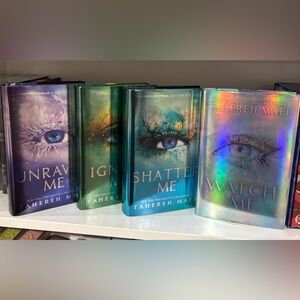 Shatter Me by Tahereh Mafi - Fairyloot